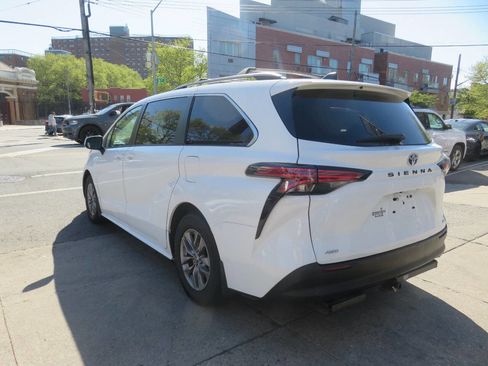 Used 2022 Toyota Sienna LE AWD/4WD image 5