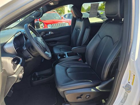 Used 2025 Chrysler Pacifica Select FWD image 4