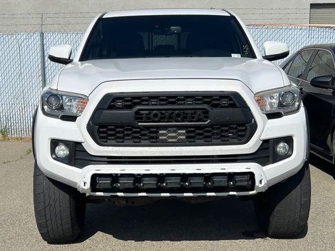 Used 2019 Toyota Tacoma TRD Off-Road w/ TRD Premium Off Road Package AWD/4WD image 2