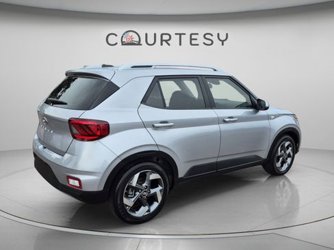 Used 2025 Hyundai Venue SEL FWD image 7