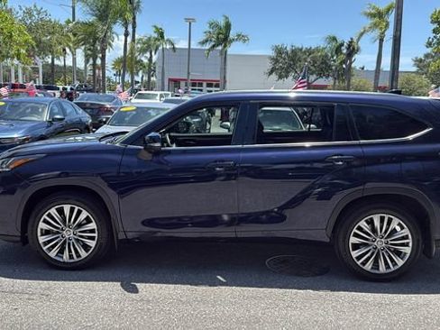 Used 2023 Toyota Highlander Platinum FWD image 4