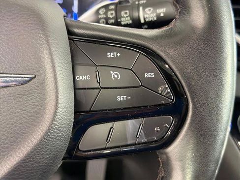 Used 2019 Chrysler Pacifica Touring-L FWD image 23