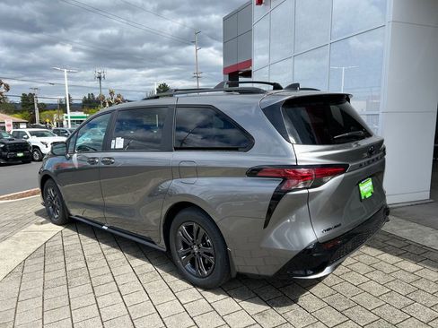New 2026 Toyota Sienna XSE image 3