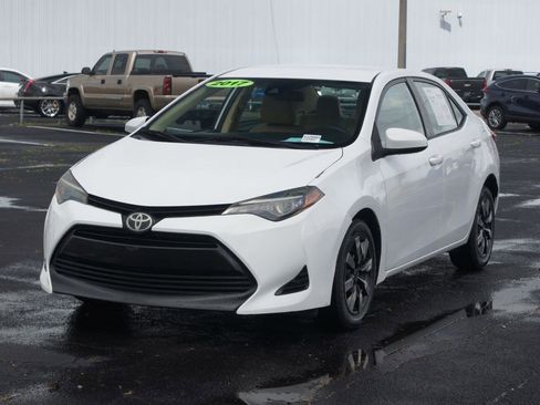 Used 2017 Toyota Corolla LE FWD image 2