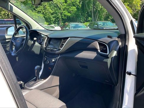 Used 2018 Chevrolet Trax LT w/ LT Convenience Package AWD/4WD image 21