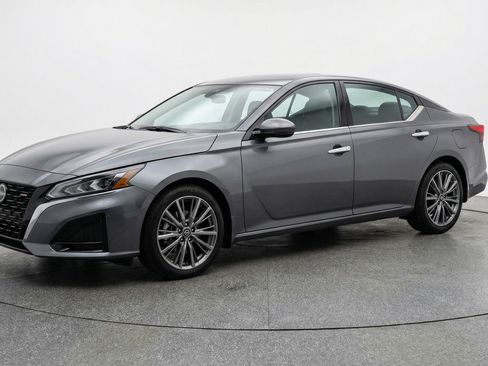 Used 2025 Nissan Altima 2.5 SV FWD image 3