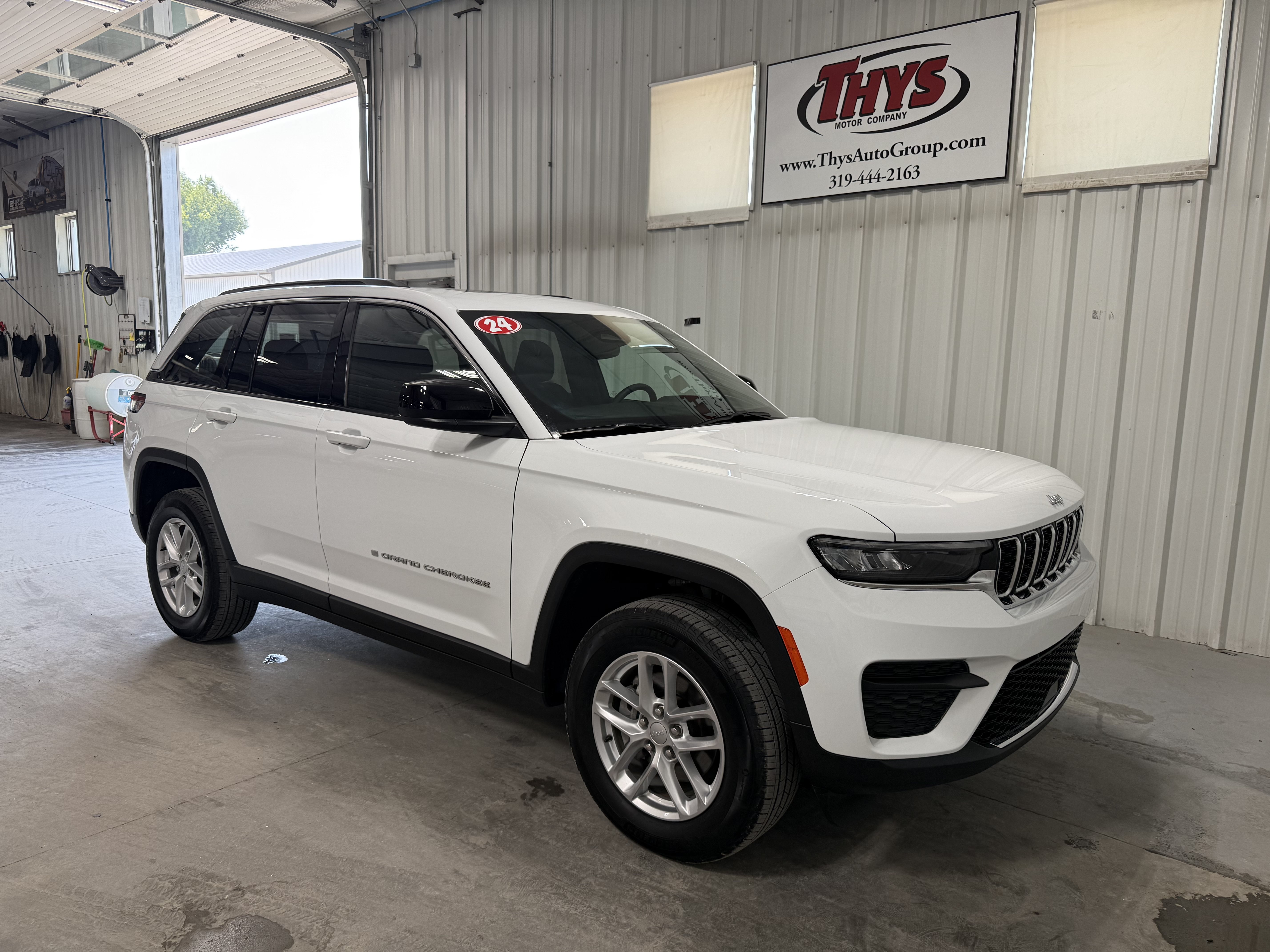 Used 2024 Jeep Grand Cherokee Laredo X w/ Luxury Tech Group I AWD/4WD image 1