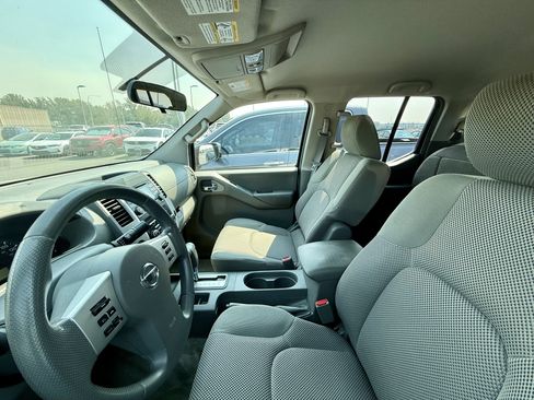 Used 2014 Nissan Frontier SV AWD/4WD image 3