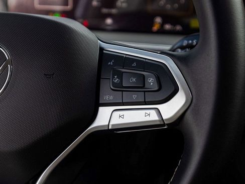 Used 2025 Volkswagen Tiguan SE image 24