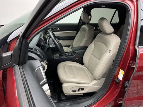 Used 2019 Ford Explorer XLT w/ Equipment Group 202A AWD/4WD image 11