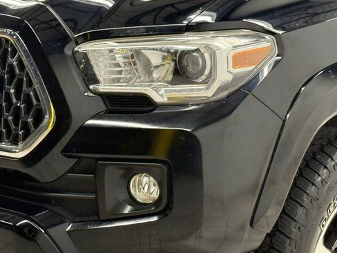 Used 2018 Toyota Tacoma TRD Sport AWD/4WD image 4