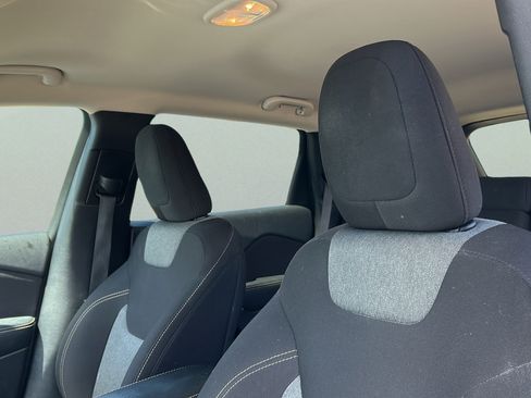 Used 2018 Jeep Cherokee Latitude w/ Altitude Package AWD/4WD image 15