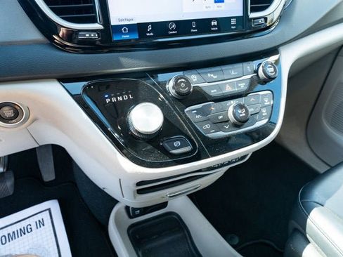 Certified 2024 Chrysler Pacifica Touring-L FWD image 21