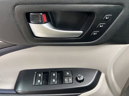 Used 2019 Toyota Highlander Limited Platinum AWD/4WD image 21