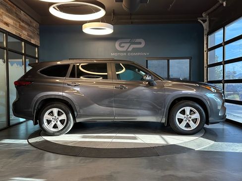 Used 2023 Toyota Highlander LE AWD/4WD image 1