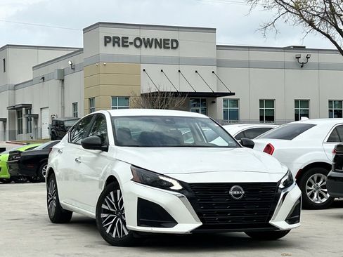 Used 2024 Nissan Altima 2.5 SV image 2