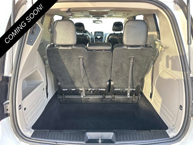 Used 2016 Chrysler Town & Country Touring-L FWD image 9