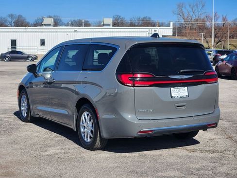 Used 2023 Chrysler Pacifica Touring-L FWD image 7