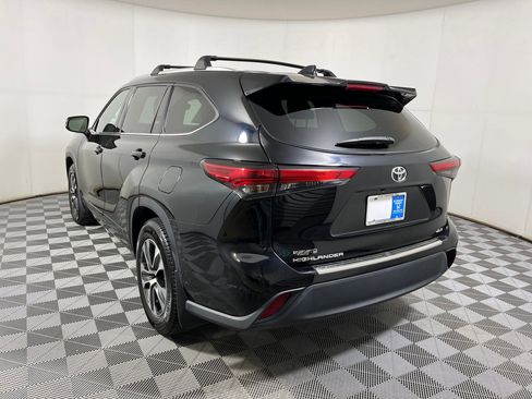 Used 2022 Toyota Highlander XLE image 18
