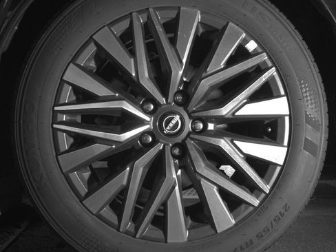 Used 2025 Nissan Altima 2.5 SV FWD image 14