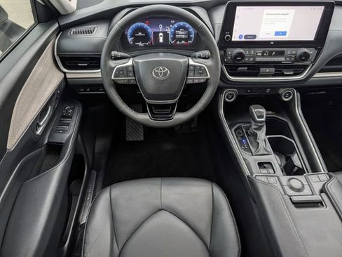 Used 2024 Toyota Grand Highlander AWD image 12