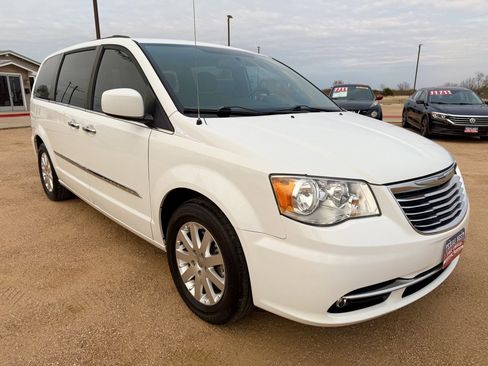 Used 2015 Chrysler Town & Country Touring w/ Driver Convenience Group image 3