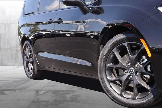 Used 2025 Chrysler Pacifica Limited FWD image 3