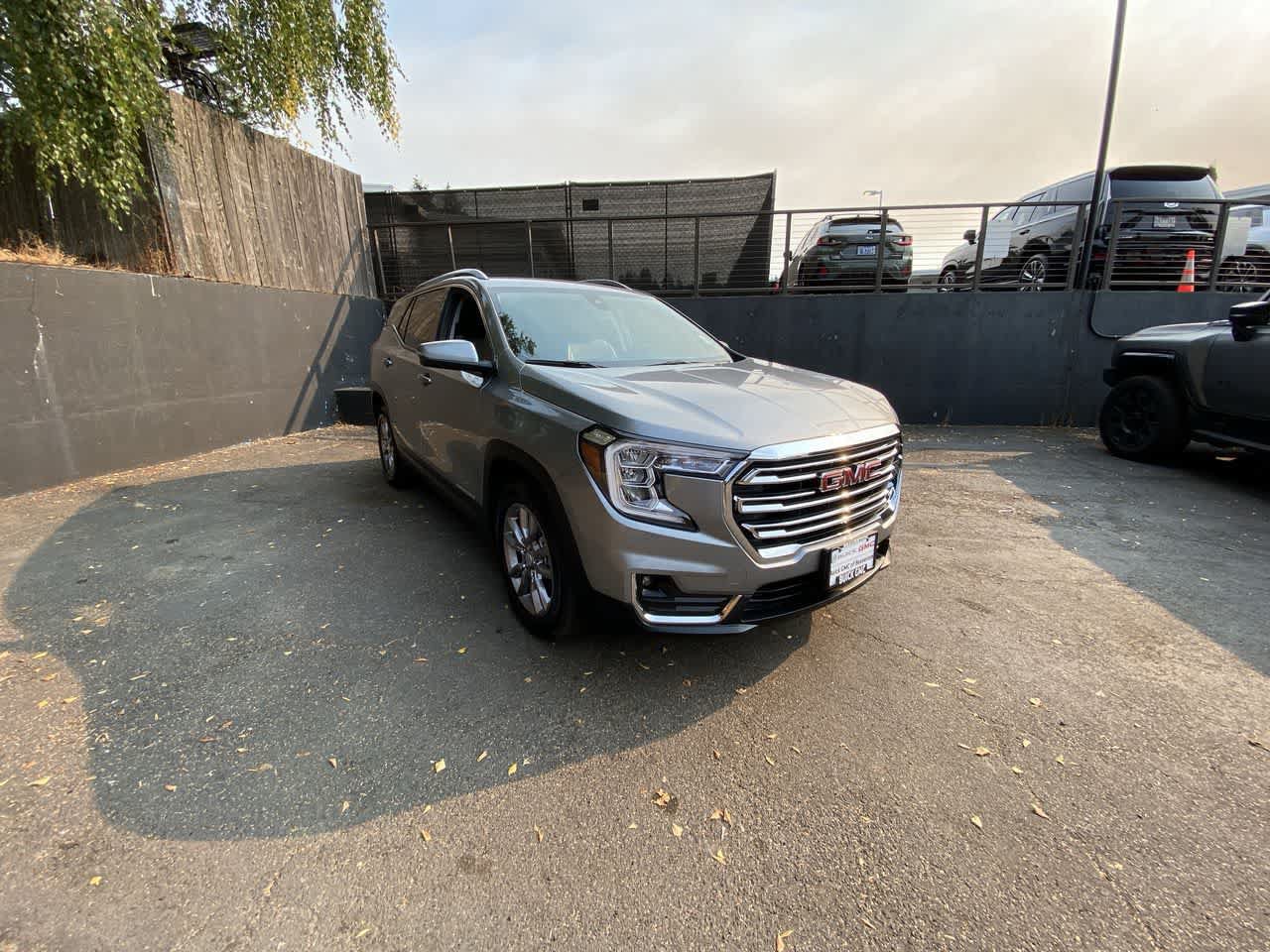 Used 2024 GMC Terrain SLT AWD/4WD image 8