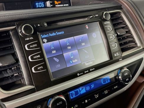 Used 2019 Toyota Highlander XLE AWD/4WD image 15