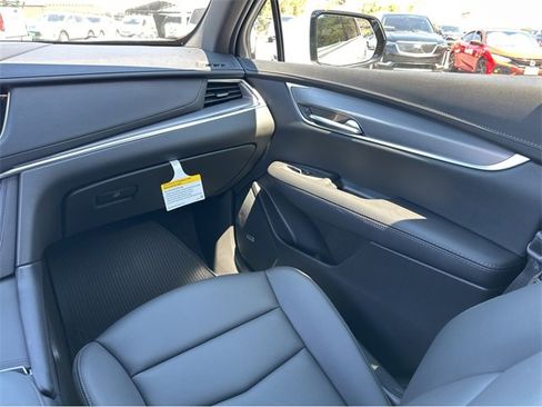 New 2025 Cadillac XT5 Luxury image 17