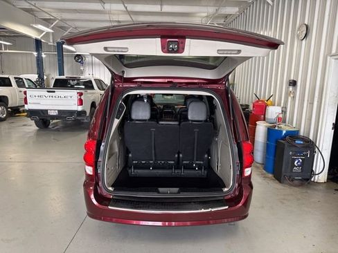 Used 2017 Dodge Grand Caravan SXT FWD image 12