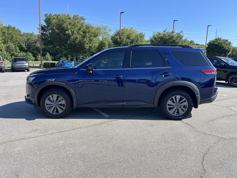 Used 2025 Nissan Pathfinder SV FWD image 8