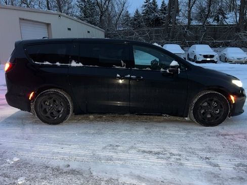 Used 2022 Chrysler Pacifica Limited w/ S Appearance Package image 5