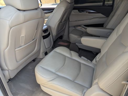 Used 2017 Cadillac Escalade ESV Luxury AWD/4WD image 17
