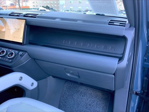 Used 2025 Land Rover Defender 110 X-Dynamic SE image 18