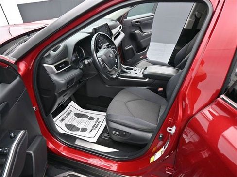 Used 2022 Toyota Highlander LE image 20