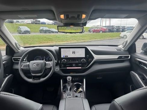 New 2026 Toyota Highlander Platinum AWD/4WD image 19