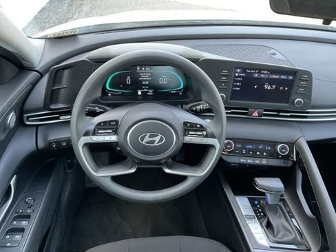 Used 2025 Hyundai Elantra Blue image 18