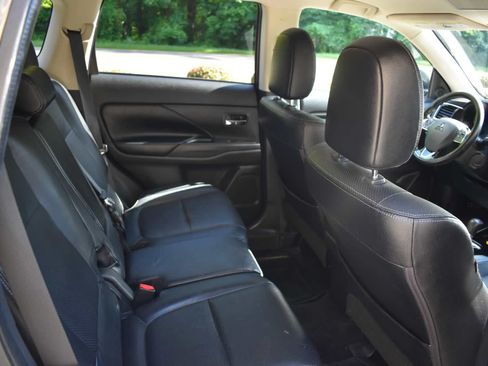 Used 2017 Mitsubishi Outlander SE AWD/4WD image 49