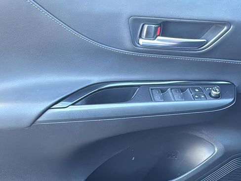 Used 2021 Toyota Venza LE w/ Carpet Mat Package (TMS) image 11