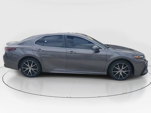 Used 2023 Toyota Camry SE image 2