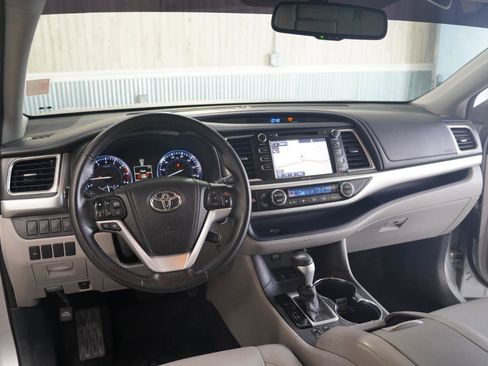 Used 2014 Toyota Highlander XLE AWD/4WD image 11