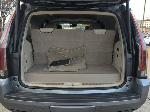 Used 2018 Cadillac Escalade Luxury image 18