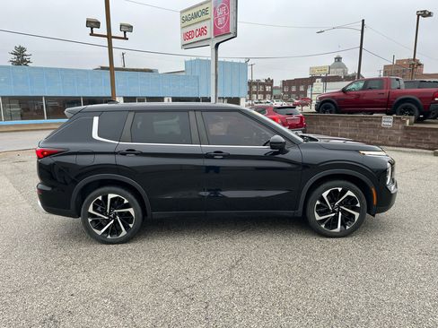 Used 2022 Mitsubishi Outlander SE image 2
