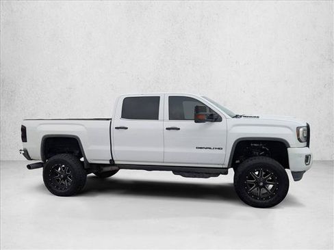 Used 2017 GMC Sierra 2500 Denali w/ Duramax Plus Package AWD/4WD image 4