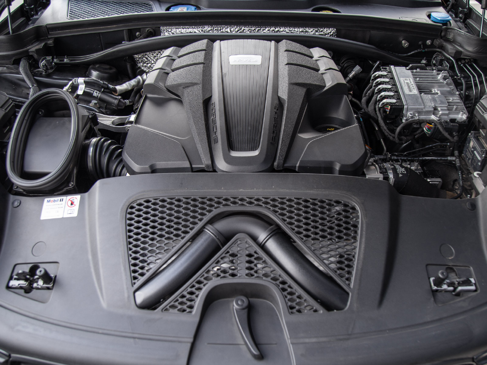 Certified 2024 Porsche Macan S AWD/4WD image 28