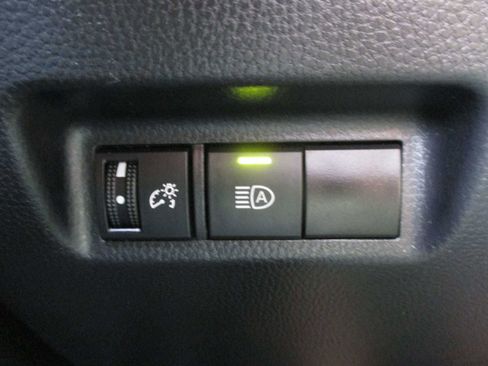 Used 2022 Toyota RAV4 LE image 19