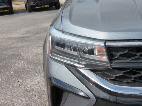 Used 2024 Volkswagen Taos SE image 10