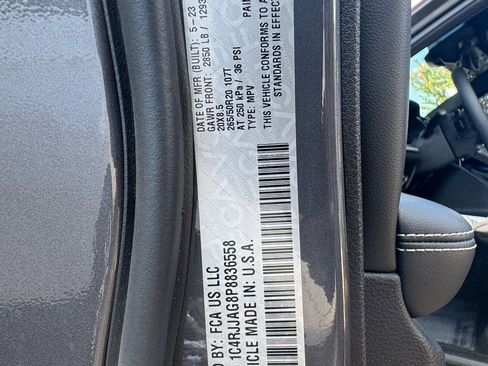 Used 2023 Jeep Grand Cherokee L Laredo image 40