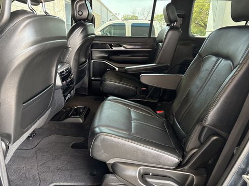 Used 2023 Jeep Wagoneer L Series III w/ Premium Group I image 18